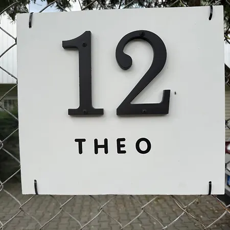 Theo *